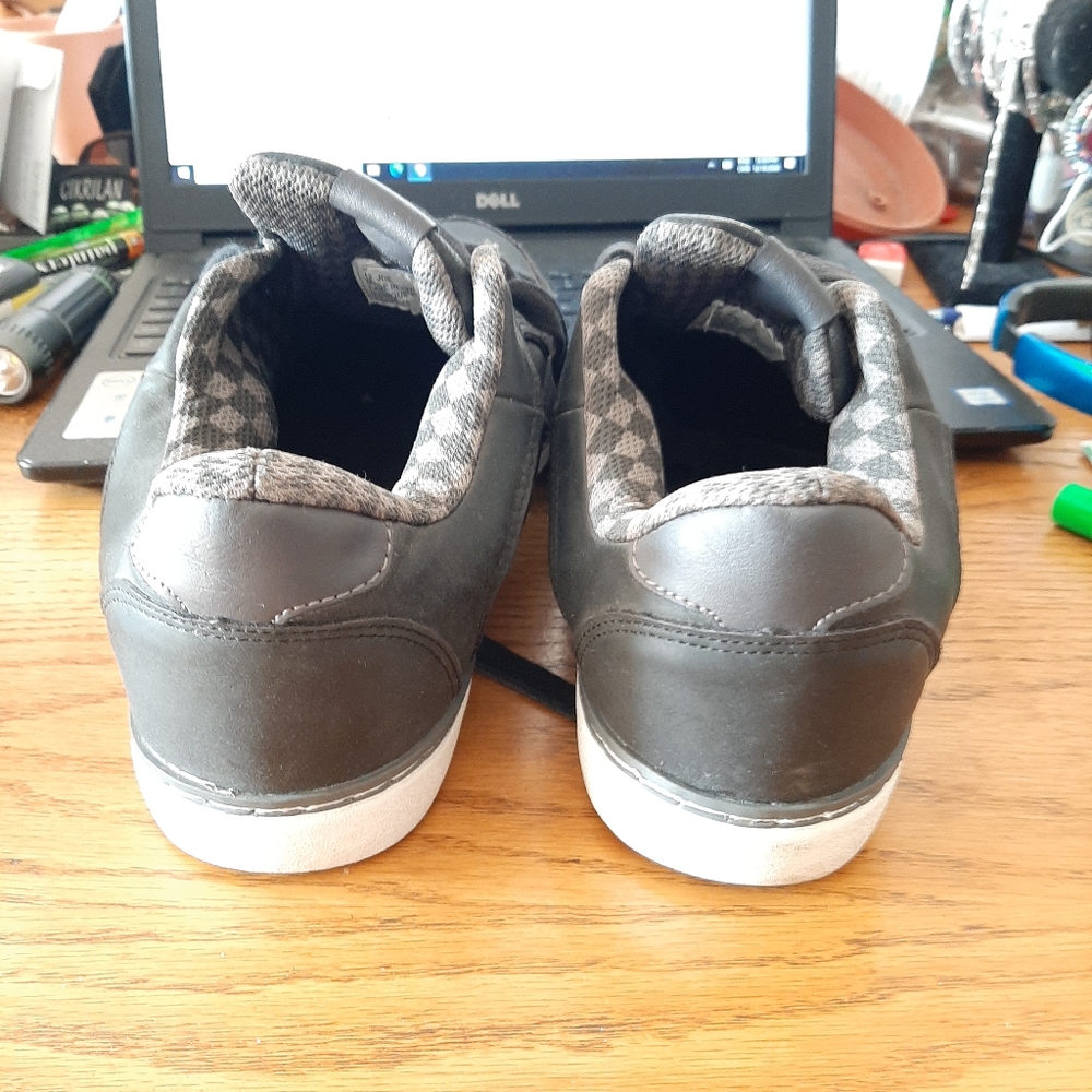 Man's Shoes - Picture 2 of 8